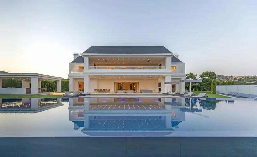 La zona de entretenimiento al aire libre incluye una piscina con borde infinito y un spa.