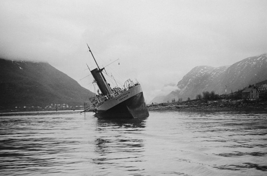 Un buque alemán listado en el Ofotfjord de Narvik, Noruega, alrededor de 1940.