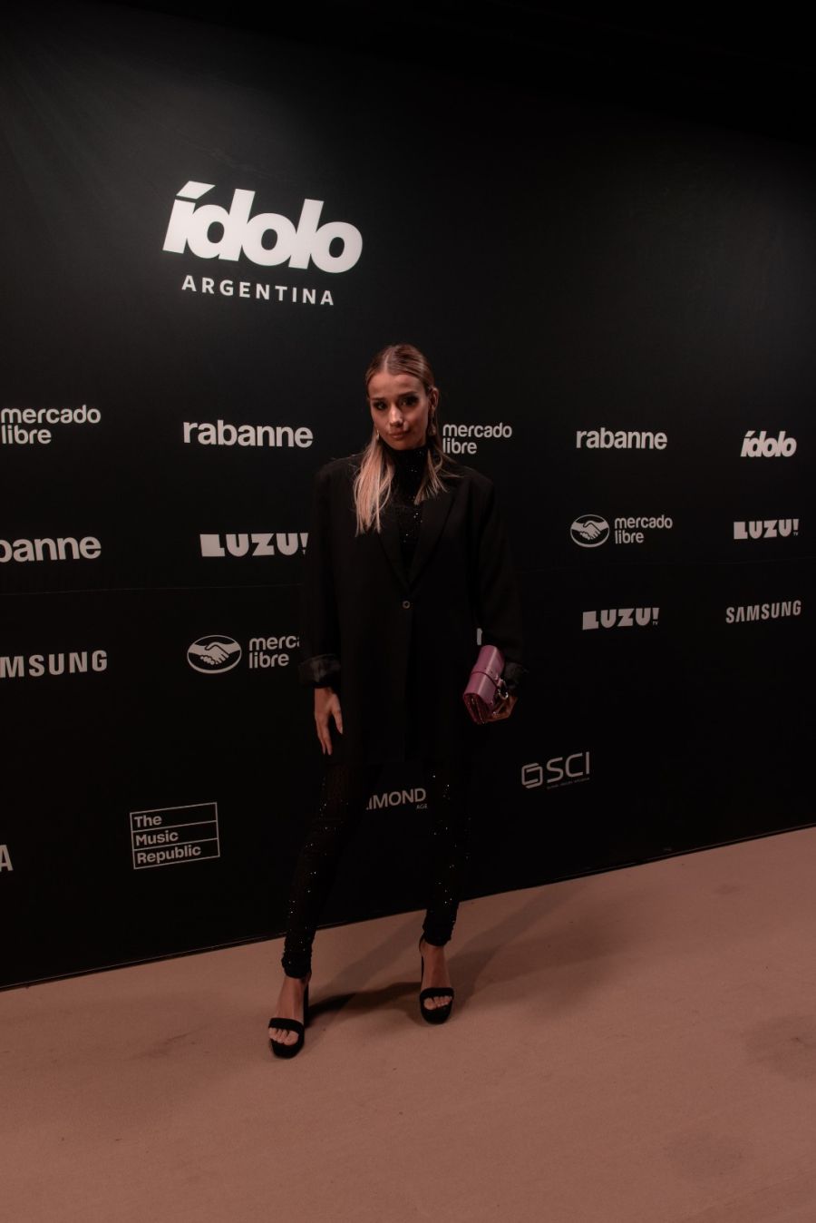 Looks total black para los premios Ídolo