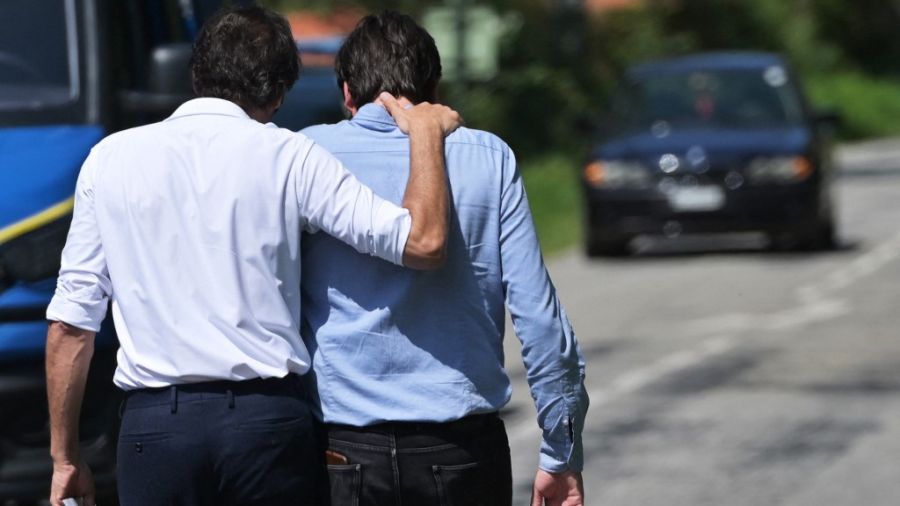 Los hermanos Anthony Delon y Alain-Fabien Delon, este viernes en Douchy, en los preparativos de la hermética despedida al actor Alain Delon.