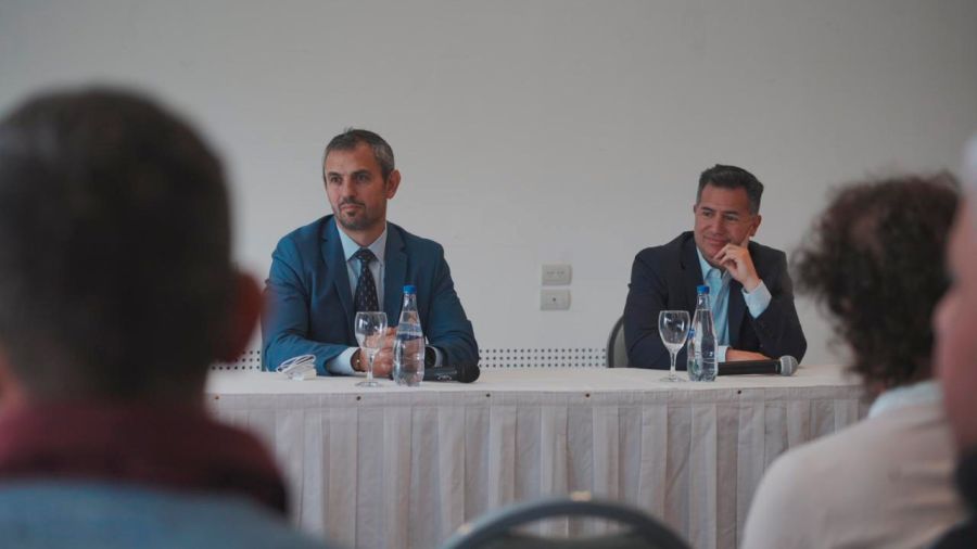 Menem and Bonolini listen to the mayor in quorum