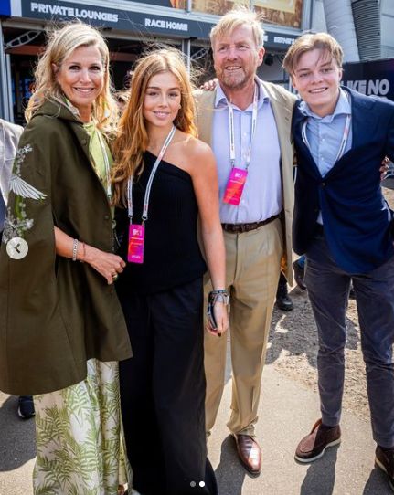 La reina Máxima y Alexia con sos looks con pantalones anchos para ir a ver Formula 1