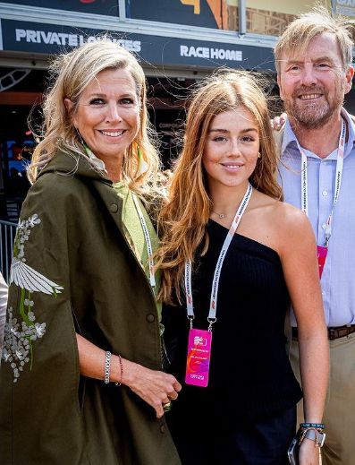 La reina Máxima y Alexia con sos looks con pantalones anchos para ir a ver Formula 1