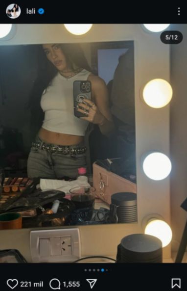 Pampita y Lali Esposito llevan el mismo look canchero de jeans y remera basica