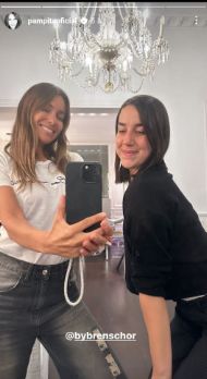 Pampita y Lali Esposito llevan el mismo look canchero de jeans y remera basica