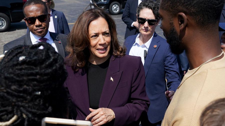 Kamala Harris con la prensa