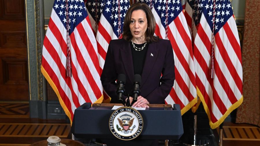 Kamala Harris con la prensa