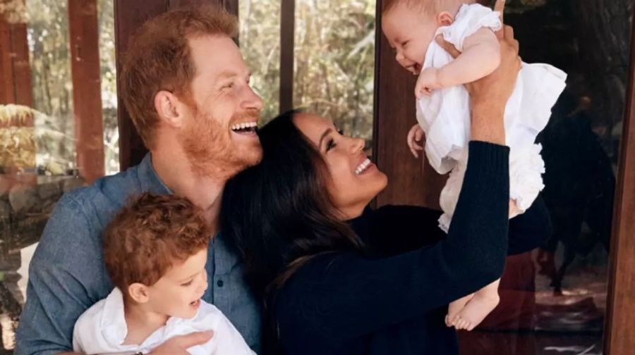 Príncipe Harry con Meghan Markle y sus hijos