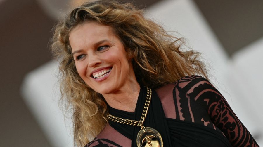 A los 51 años Eva Herzigova deslumbró en la alfombra roja de Venecia 