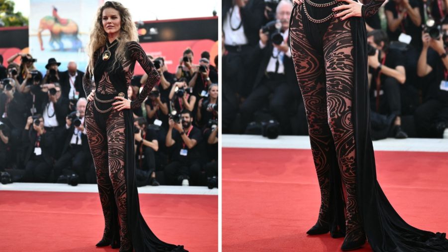 A los 51 años Eva Herzigova deslumbró en la alfombra roja de Venecia 