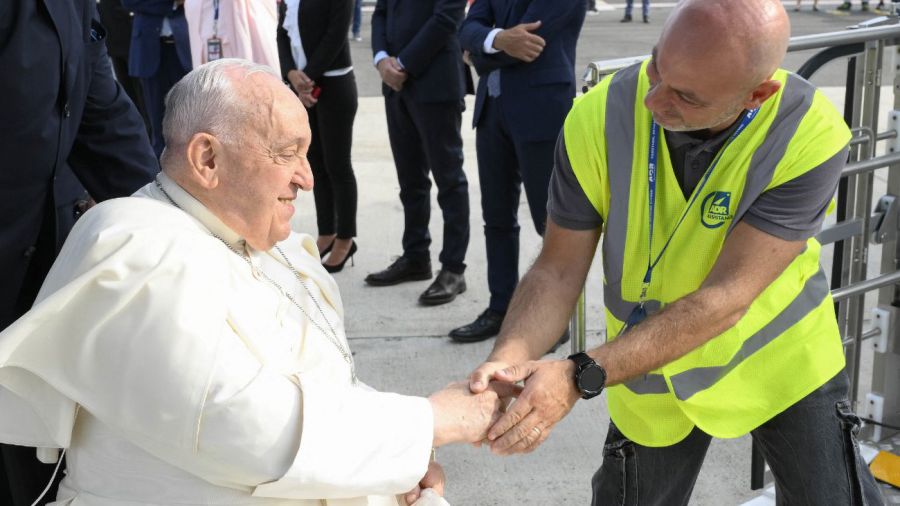 El papa Francisco, de 87 años, vuela hoy a Indonesia