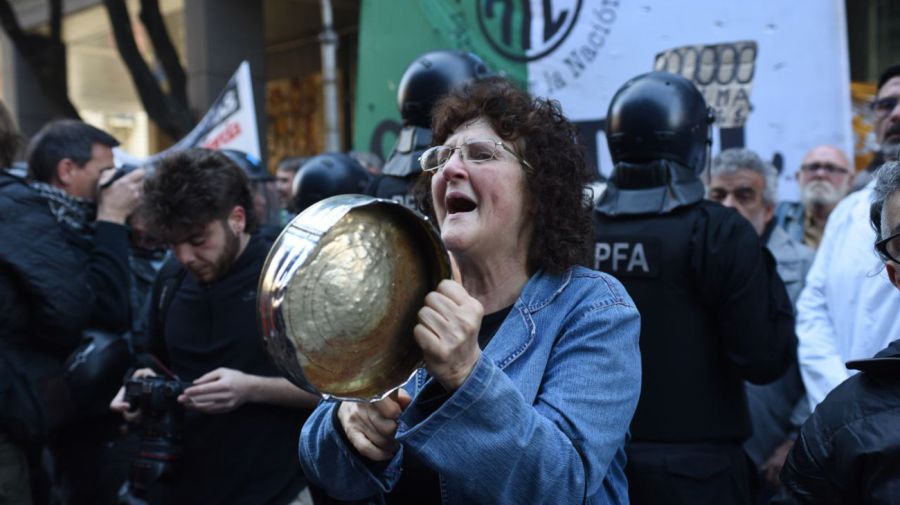 Jubilados se manifiestan fuera del congreso