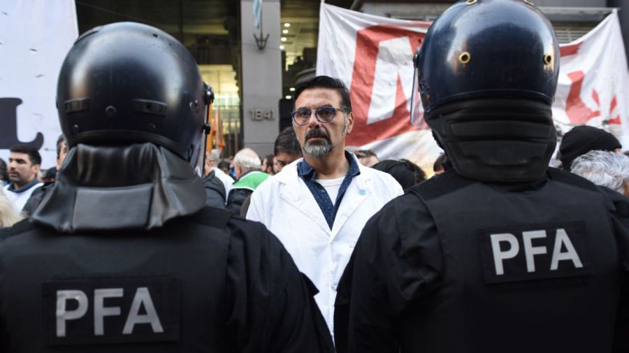 Jubilados se manifiestan fuera del congreso