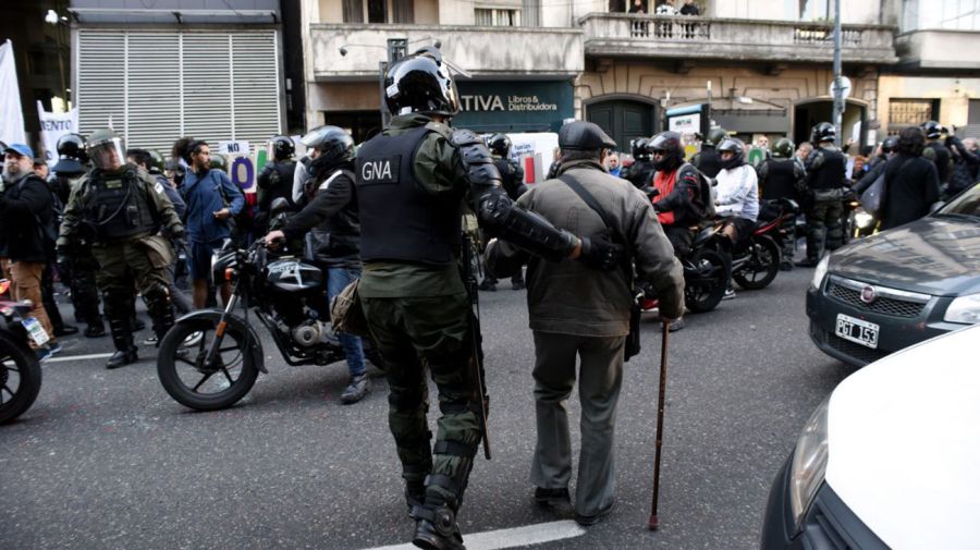 Jubilados se manifiestan fuera del congreso