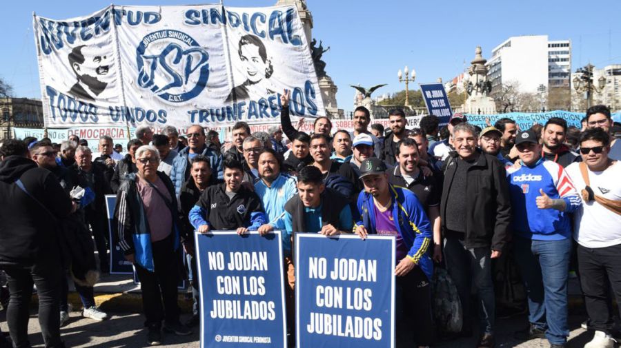 Jubilados se manifiestan fuera del congreso