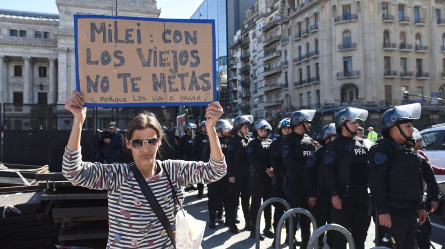 Jubilados se manifiestan fuera del congreso