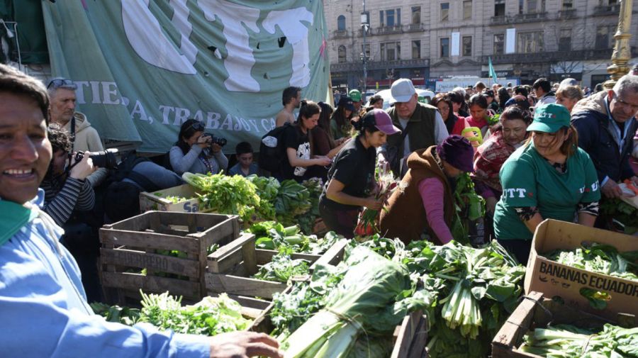 Jubilados se manifiestan fuera del congreso