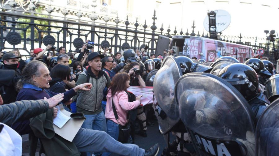 Jubilados se manifiestan fuera del congreso