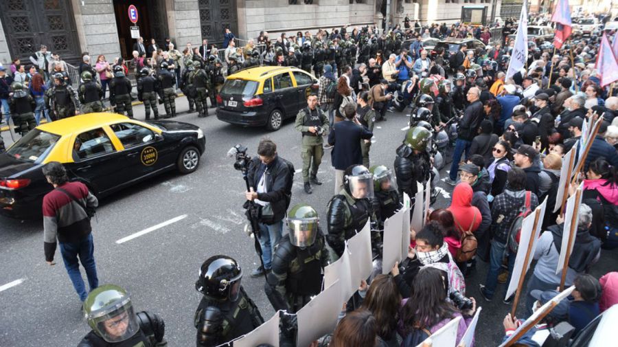 Jubilados se manifiestan fuera del congreso