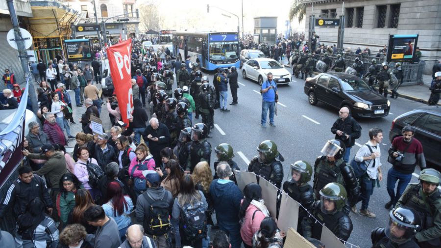 Jubilados se manifiestan fuera del congreso