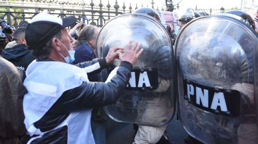 Jubilados se manifiestan fuera del congreso