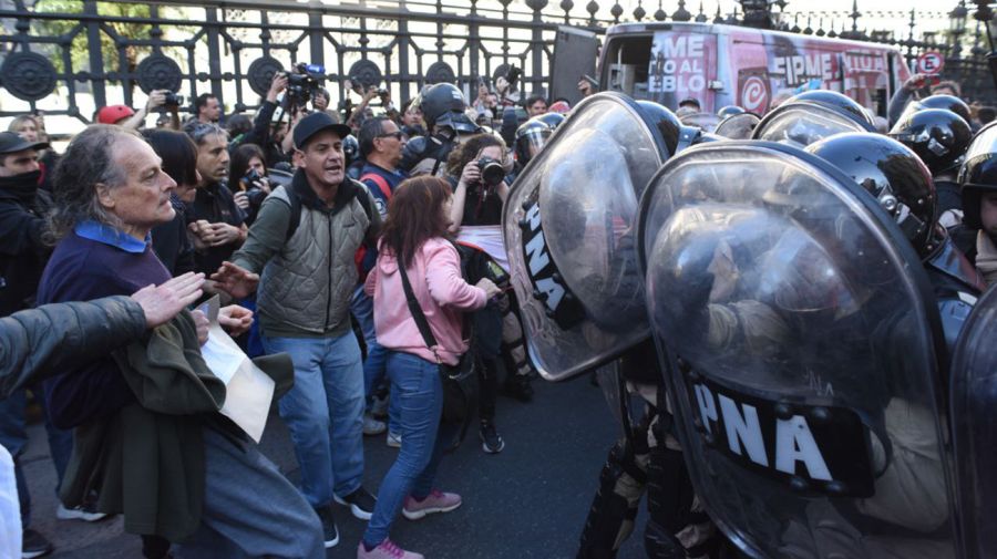 Jubilados se manifiestan fuera del congreso