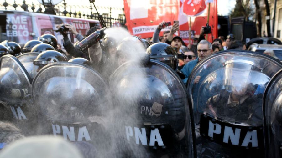 Jubilados se manifiestan fuera del congreso