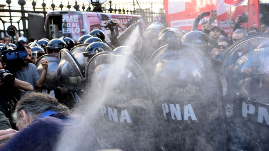 Jubilados se manifiestan fuera del congreso