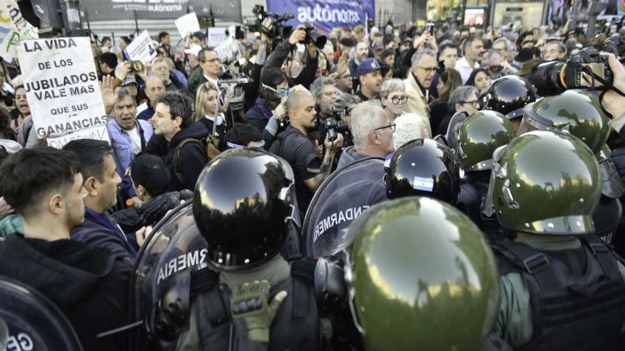 Jubilados se manifiestan fuera del congreso 20240904