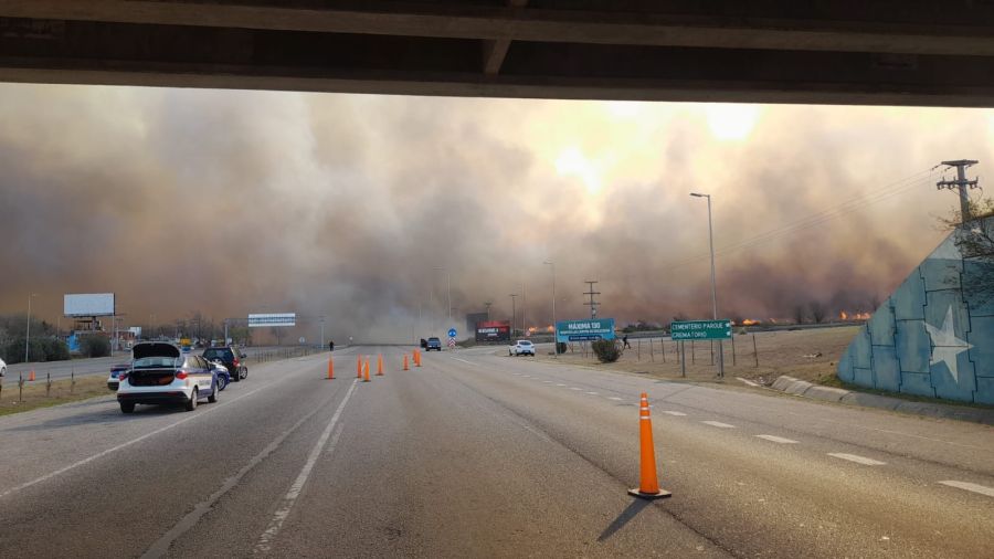 Fuego en la autopista Córdoba - Carlos Paz