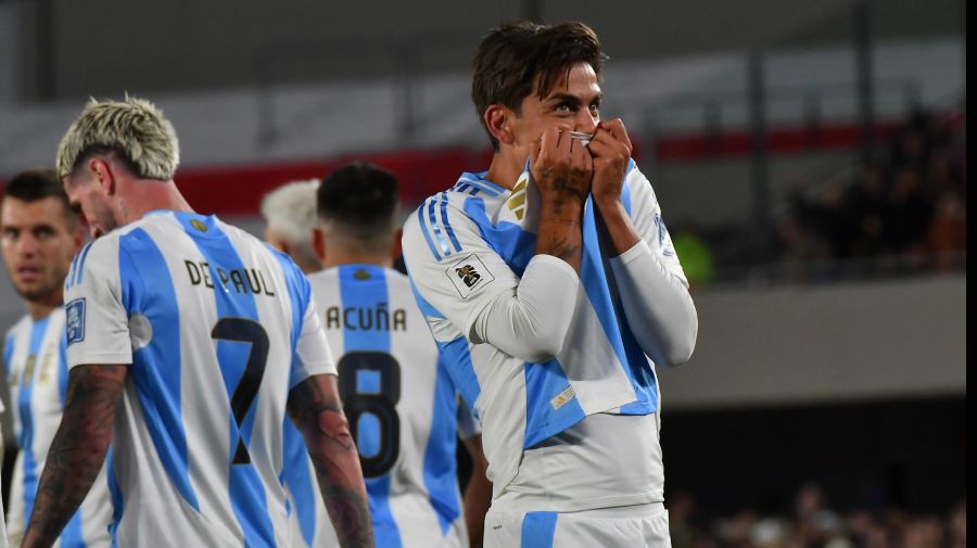 Dybala festeja su gol, el tercero de Argentina ante Chile.