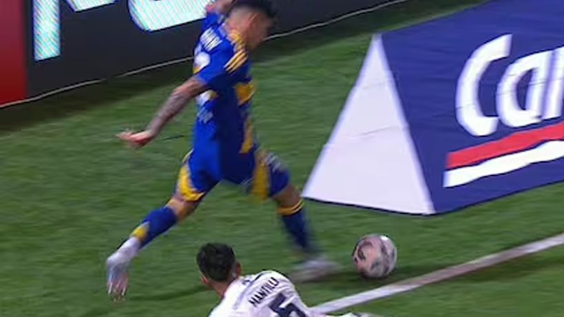 Pelota fuera en el partido de Boca - Talleres