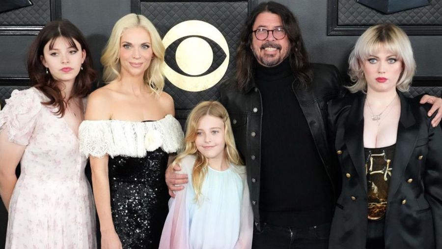 Dave Grohl, su esposa Jordyn Blum y sus hijas