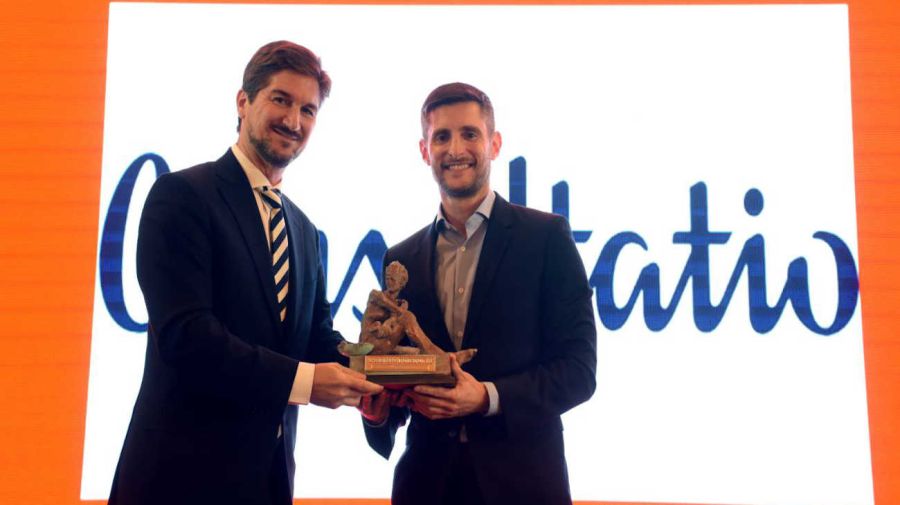 Mariano Vega, CEO de Raghsa, le entrega el premio a Gonzalo Martín De la Serna, CEO de Consultatio.