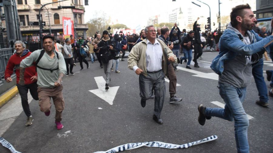 Disturbios en el Congreso por votación del veto a la ley jubilatoria