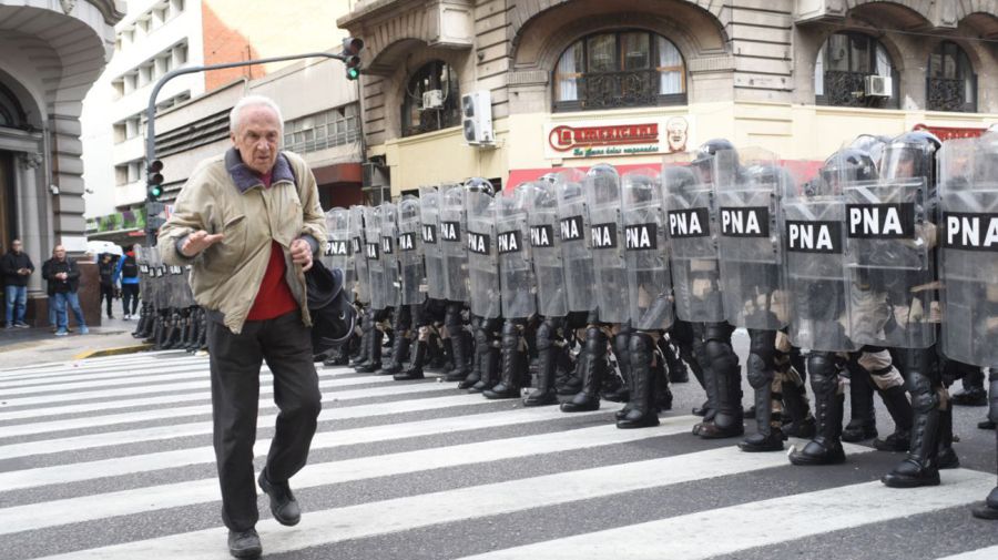 Disturbios en el Congreso por votación del veto a la ley jubilatoria