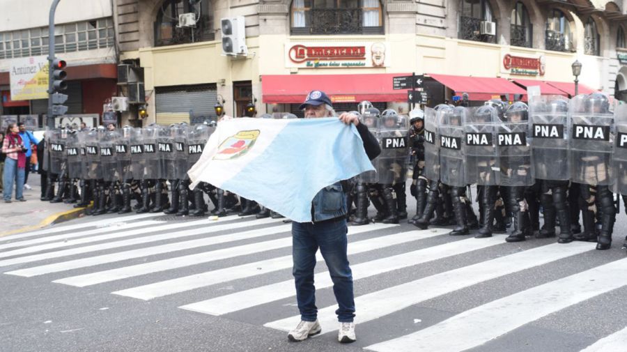 Disturbios en el Congreso por votación del veto a la ley jubilatoria