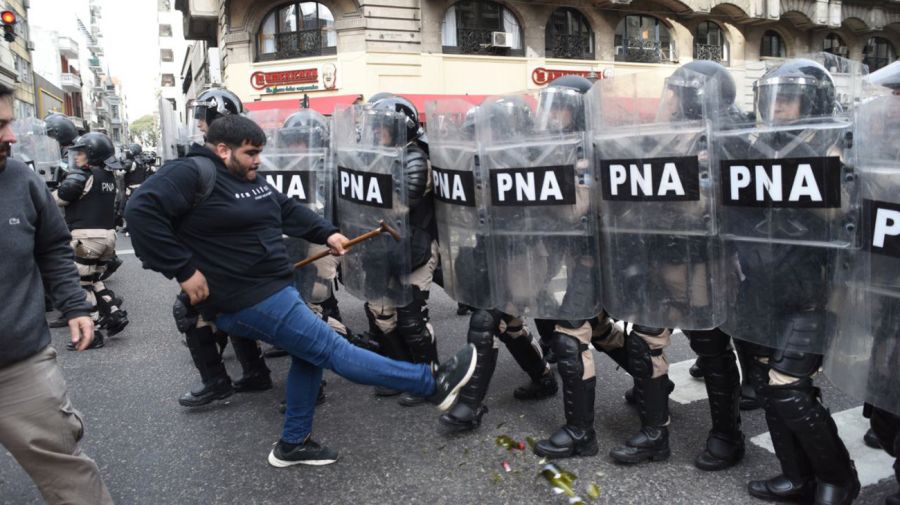 Disturbios en el Congreso por votación del veto a la ley jubilatoria