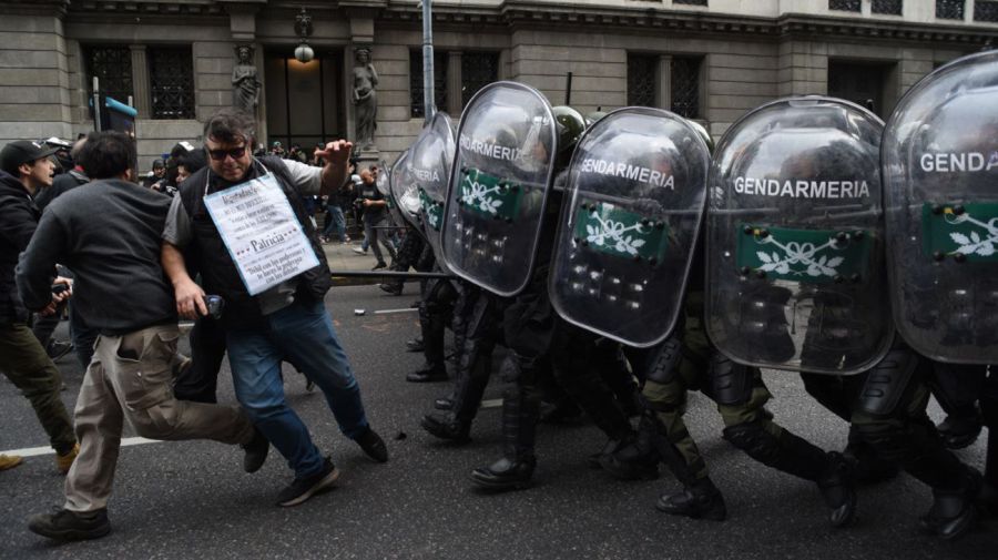 Disturbios en el Congreso por votación del veto a la ley jubilatoria