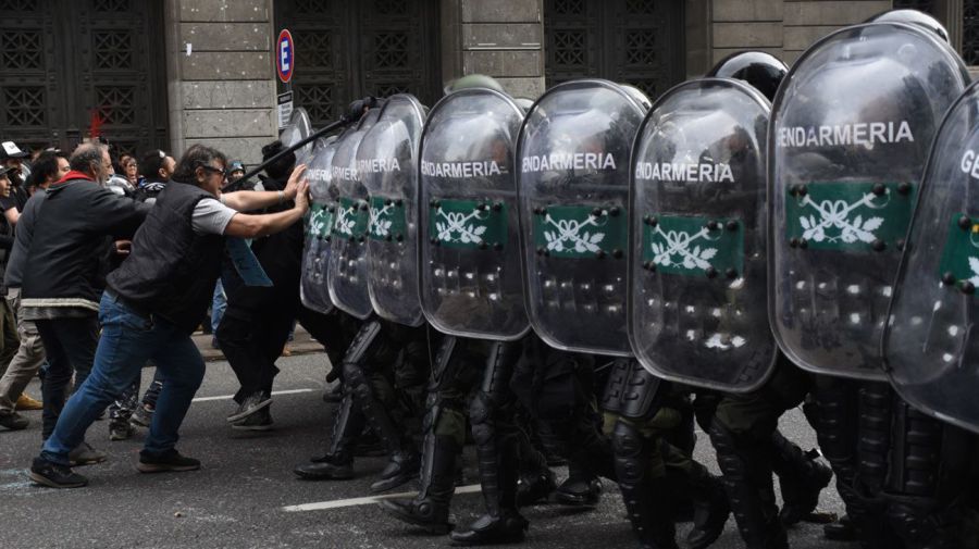 Disturbios en el Congreso por votación del veto a la ley jubilatoria