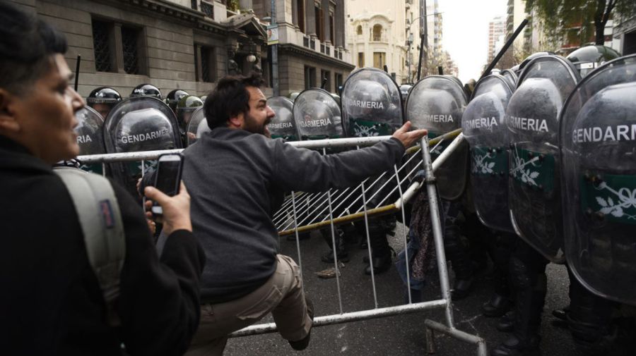 Disturbios en el Congreso por votación del veto a la ley jubilatoria