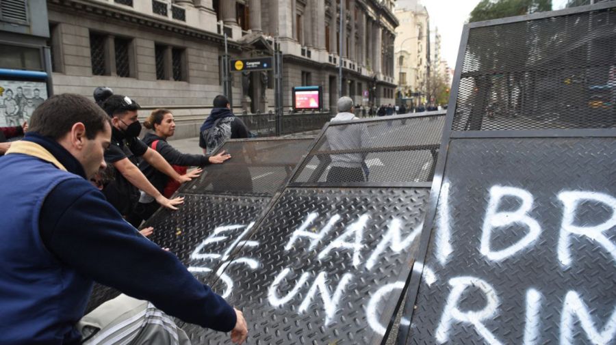 Disturbios en el Congreso por votación del veto a la ley jubilatoria