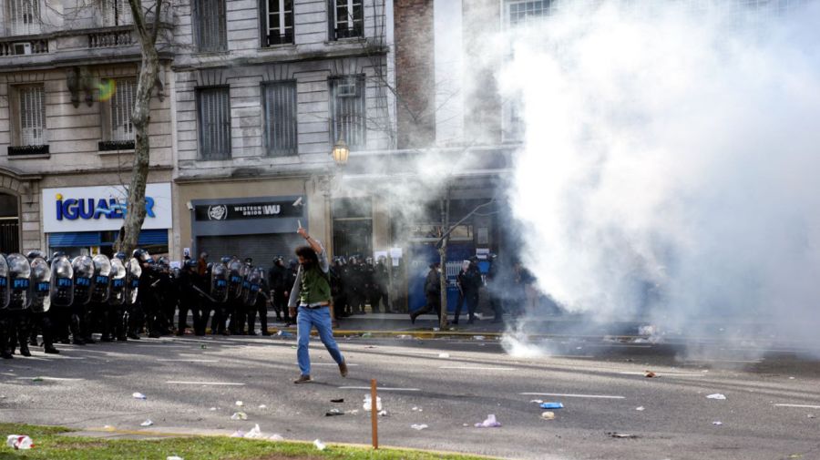 Disturbios en el Congreso por votación del veto a la ley jubilatoria