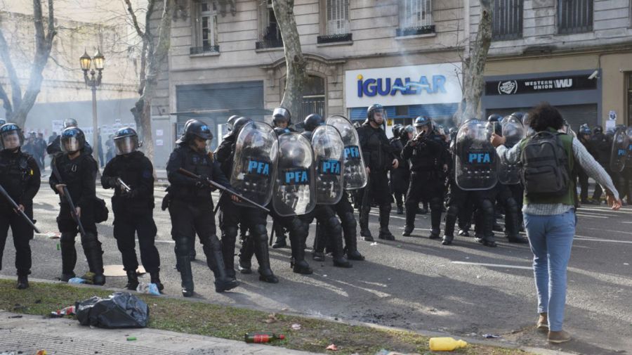 Disturbios en el Congreso por votación del veto a la ley jubilatoria