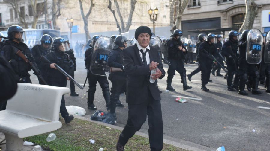 Disturbios en el Congreso por votación del veto a la ley jubilatoria