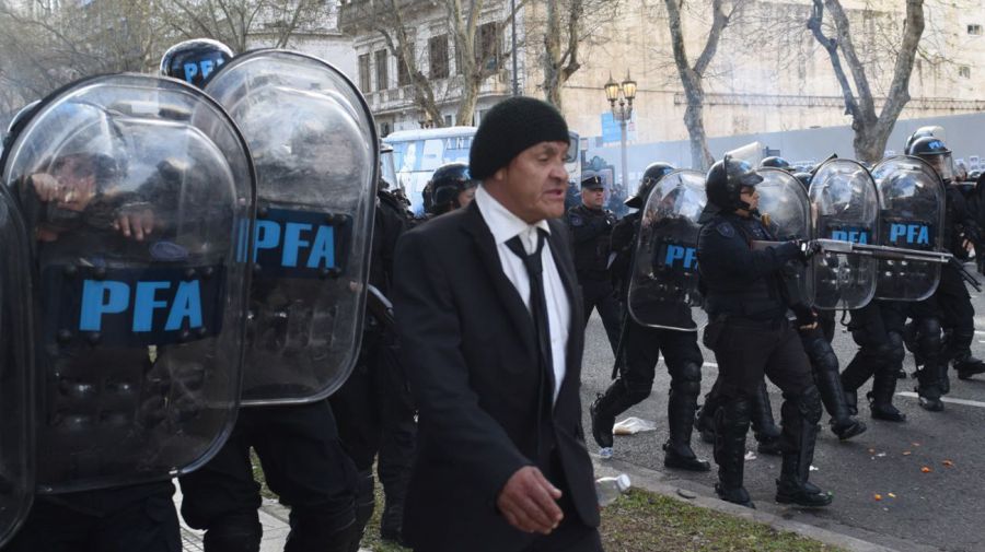 Disturbios en el Congreso por votación del veto a la ley jubilatoria