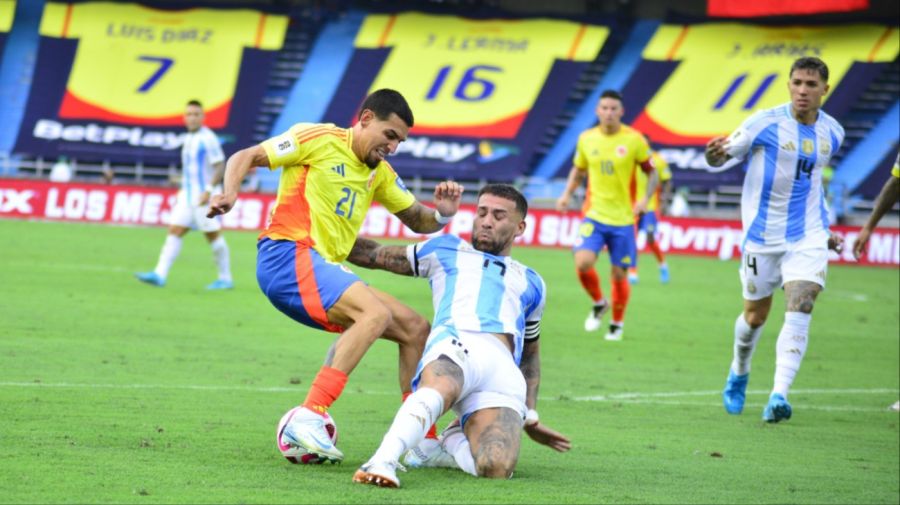 La infracción de Otamendi sobre Múñoz en el penal a favor de Colombia. 