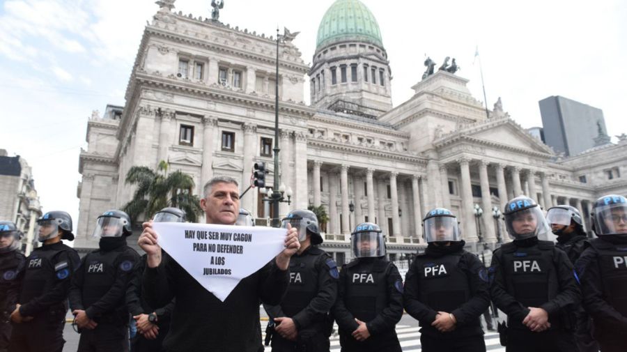 Marcha en favor de la ley jubilatoria en el Congreso