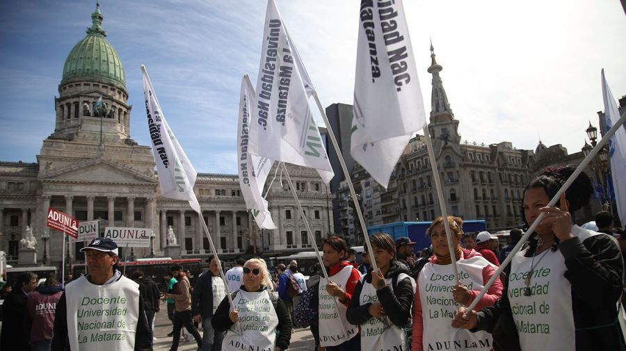 Marcha de estudiantes y docentes frente al Congreso