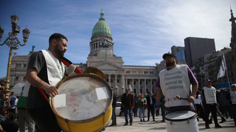 Marcha de estudiantes y docentes frente al Congreso